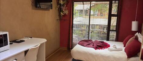 6 bedrooms, iron/ironing board, WiFi, bed sheets