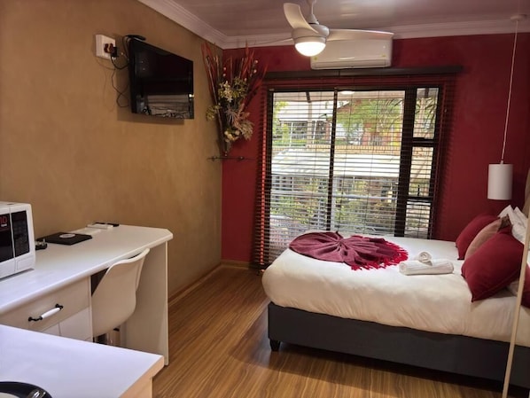6 bedrooms, iron/ironing board, WiFi, bed sheets