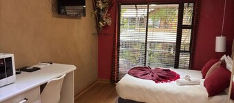 Charming 6-bedroom B&B with AC, WiFi in peaceful Rustenburg