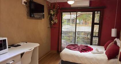 Charming 6-bedroom B&B with AC, WiFi in peaceful Rustenburg