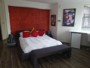 6 bedrooms, iron/ironing board, WiFi, bed sheets