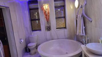 Regadera, toallas, jabón, papel de baño