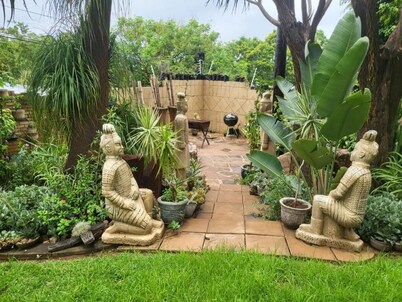 Charming 6-bedroom B&B with AC, WiFi in peaceful Rustenburg