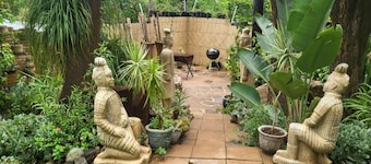 Charming 6-bedroom B&B with AC, WiFi in peaceful Rustenburg
