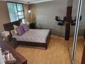 6 bedrooms, iron/ironing board, WiFi, bed sheets