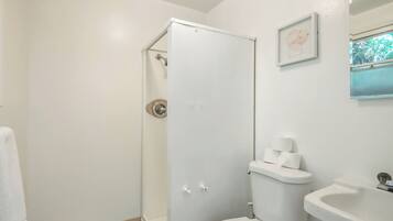 Suihku, hiustenkuivaaja, pyyhkeet, saippua