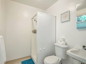 Shower, hair dryer, towels, soap - 214B - Cozy Studio with AC & Kitchen near Stanford (Redwood City)