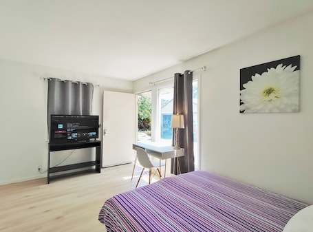 1 bedroom, WiFi, bed sheets. 214B - Cozy Studio with AC & Kitchen near Stanford