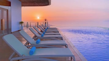 Una piscina techada, 2 piscinas al aire libre