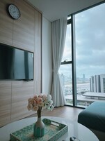 Deluxe Apartment | In-room safe, desk, laptop workspace, blackout drapes