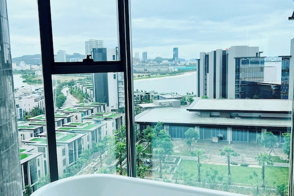 Departamento Deluxe | Baño | Tina y regadera independientes y amenidades de baño de diseñador