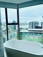 Bañera y ducha independientes, artículos de tocador de diseñador