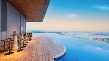 Piscina coperta, 2 piscine all'aperto