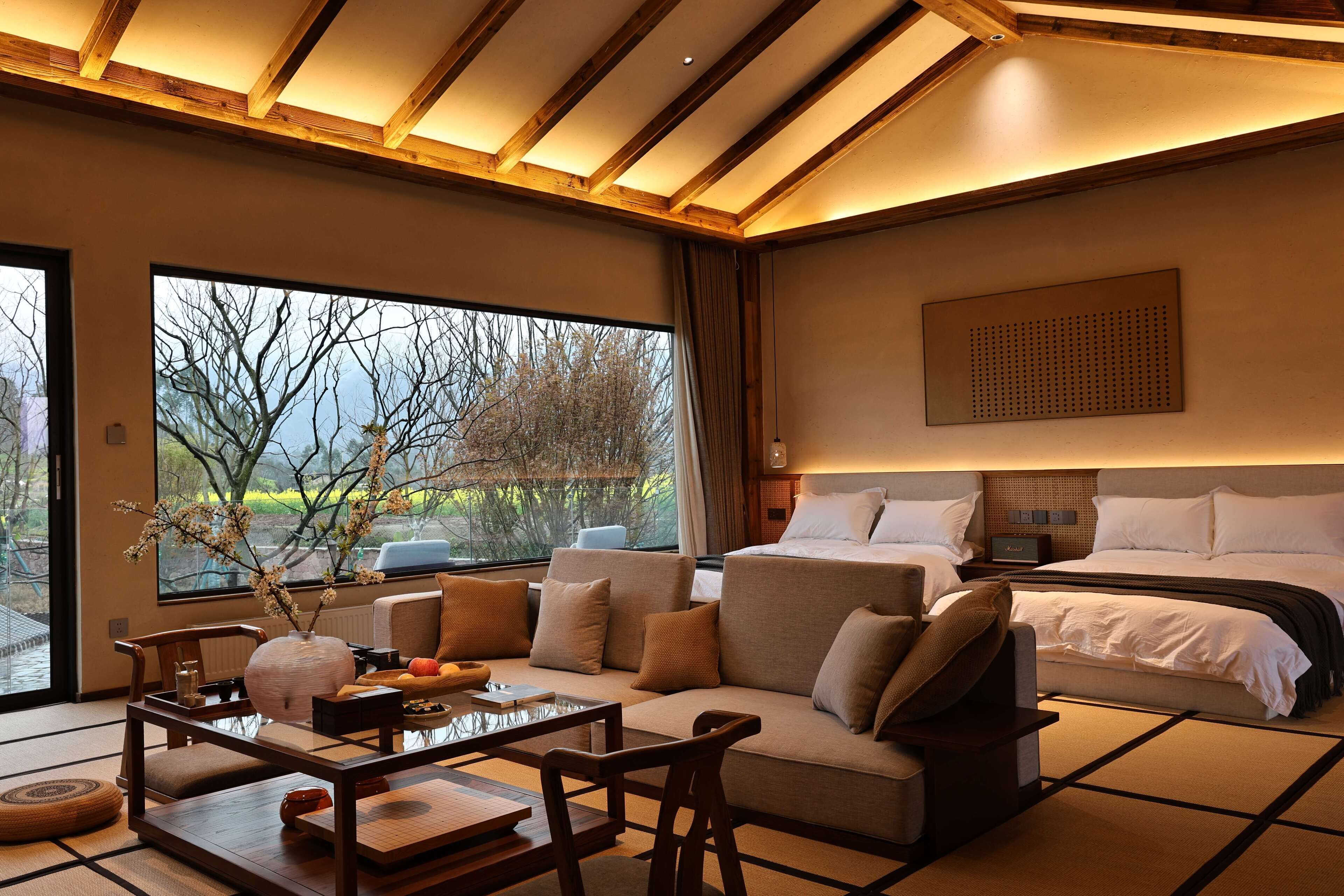 Habitación panorámica con 2 camas individuales, vistas a la colina | Ropa de cama de alta calidad y edredones de plumas