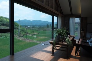 Premier Double Room, Garden View | Living area | 65-inch LED TV with digital channels, pay films - Miss or Dismiss (Chongqing)