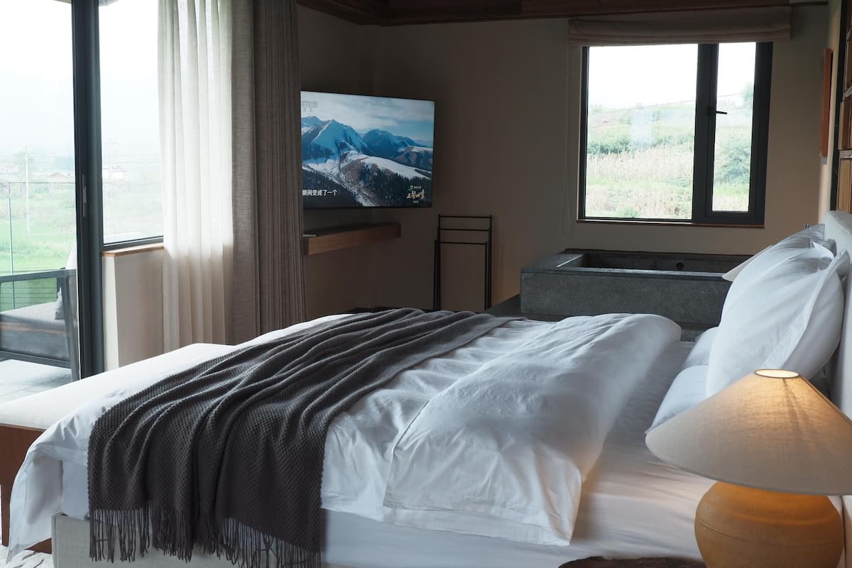 Dobbeltrom – premium, hageutsikt | Sengetøy av topp kvalitet, dundyner og minibar (inkludert)