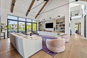 Smart-tv och eldstad