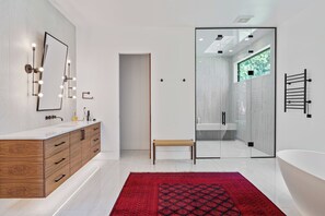 Bidet, serviettes fournies, savon, papier toilette