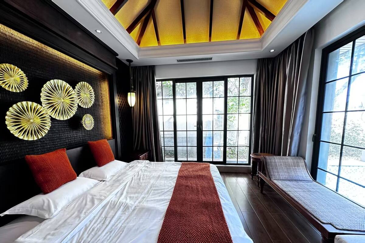 Elite Villa, Garden View | Individually decorated, individually furnished, desk, blackout drapes