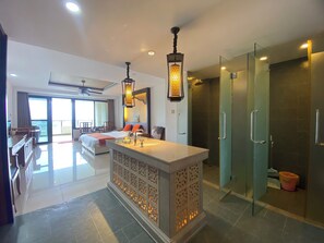 Superior Condo, Garden View | Bathroom | Shower, free toiletries, hair dryer, slippers - GuangPo MeiYa Homestay LingShui (Lingshui)