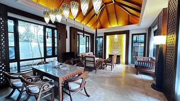 Klassieke villa, uitzicht op tuin | Woonkamer