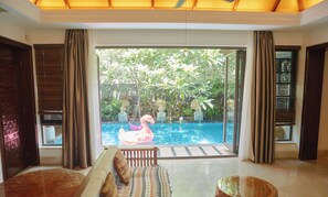 คอมฟอร์ทวิลล่า, วิวสวน | ห้องพักตกแต่งอย่างมีเอกลักษณ์, ตกแต่งพิเศษโดยเฉพาะ, โต๊ะทำงาน