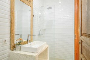 Haartrockner, Bidet, Handtücher, Seife