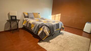 3 chambres, fer et planche à repasser, Wi-Fi, draps fournis