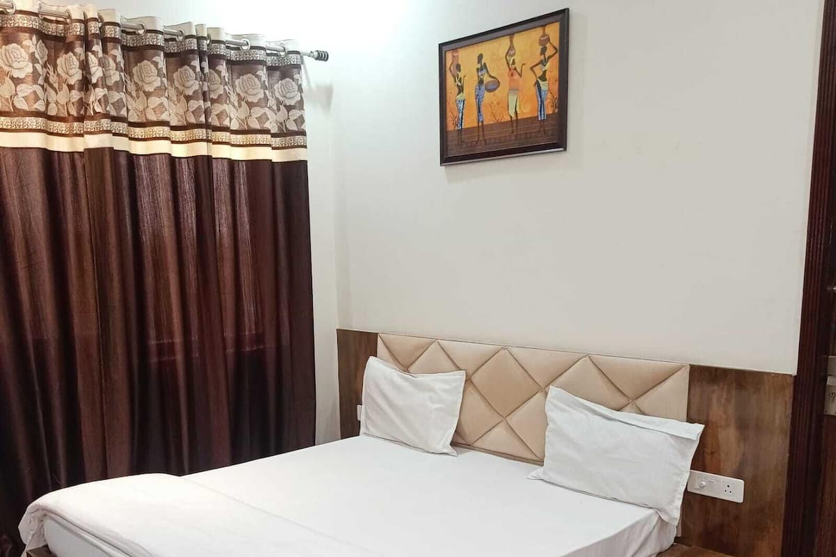 Deluxe Double Room | Living area | TV