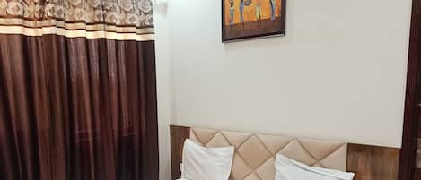 Deluxe Double Room | Living area