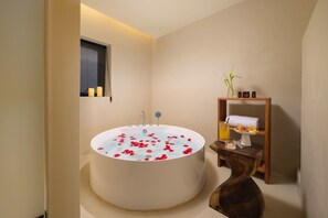 Basic Villa, Patio, Courtyard View | Bathroom | Hair dryer, slippers, towels, shampoo - Nice holiday Resort Guanhu beach (Shenzhen)