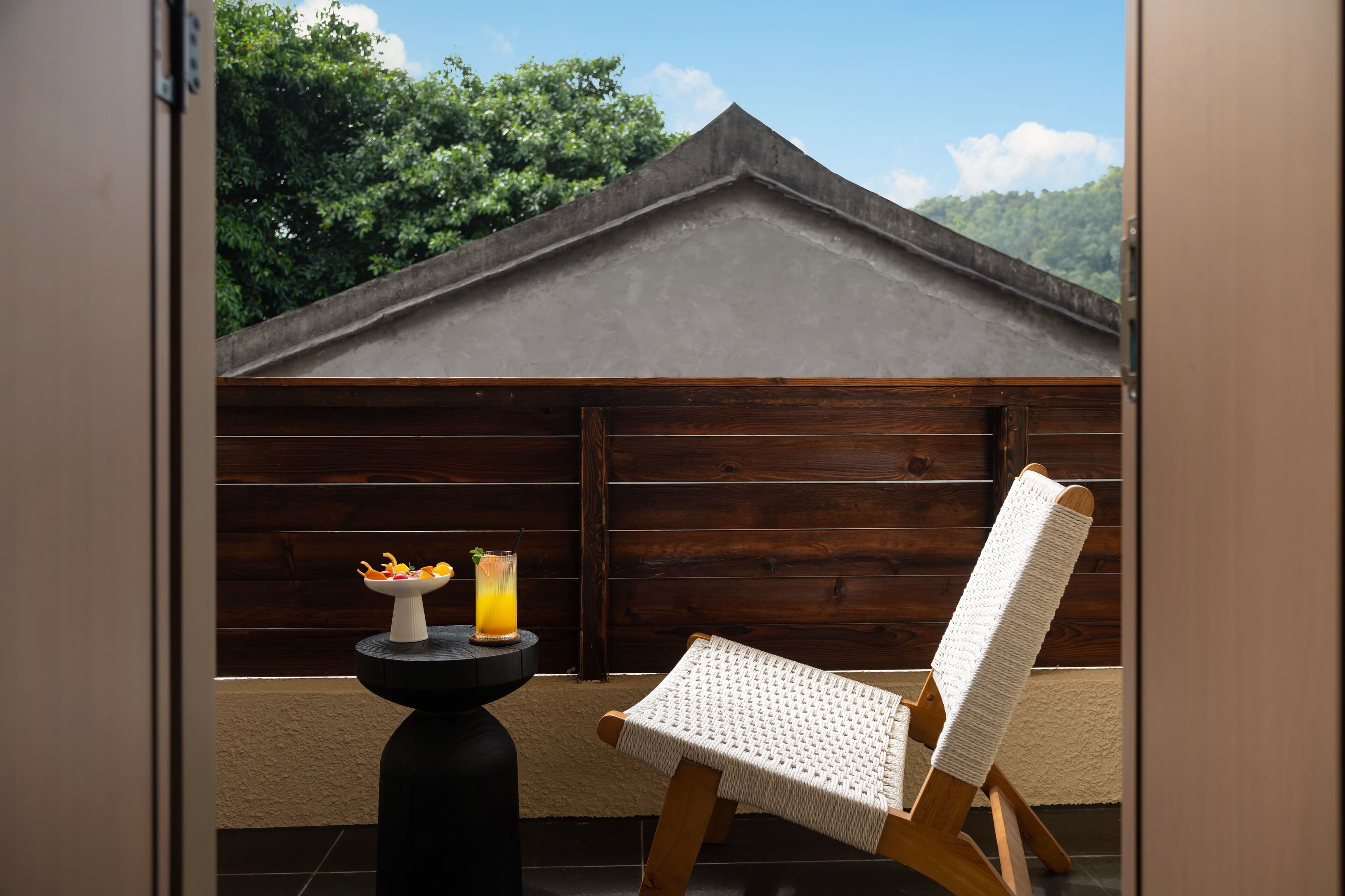 Villa Basic - uteplats - utsikt mot innergården | Mörkläggningsgardiner och gratis wi-fi