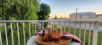 Peachy Keen - Beachfront in Silver Sands. Family + Pet friendly Mandurah base.