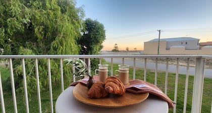 Peachy Keen - Beachfront in Silver Sands. Family + Pet friendly Mandurah base.