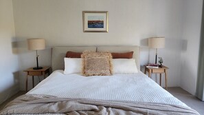 3 chambres, bureau, fer et planche à repasser, lit parapluie