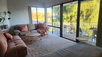 Smart TV, books, stereo