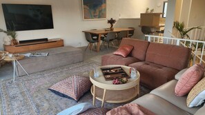 TV connectée, livres, chaîne hi-fi