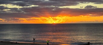 Peachy Keen - Beachfront in Silver Sands. Family + Pet friendly Mandurah base.