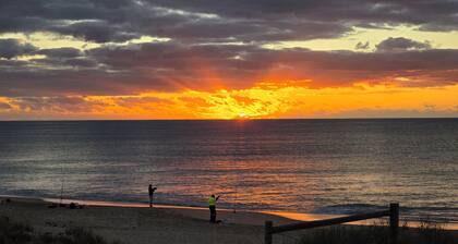 Peachy Keen - Beachfront in Silver Sands. Family + Pet friendly Mandurah base.