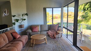 TV connectée, livres, chaîne hi-fi