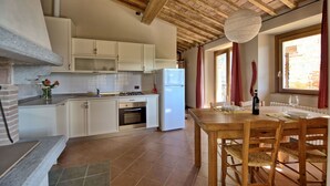 Coffee/tea maker, fridge, oven, stovetop - Torre 1- Vacation Rental in Chianti (Poggibonsi)