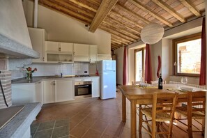 Jääkaappi, uuni, liesi, astianpesukone