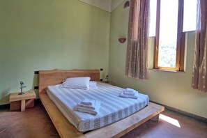 2 bedrooms, travel crib, free WiFi