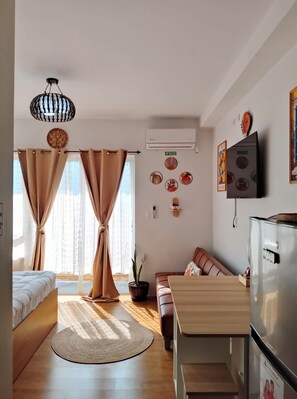 1 bedroom, free WiFi, bed sheets - Studio with Balcony, Free Netflix Streaming with washer/dryer inside the unit (Davao City)