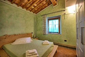 5 bedrooms, travel crib, free WiFi