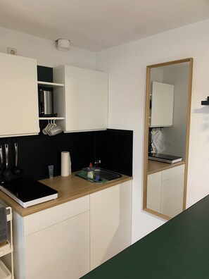 KĂŒhlschrank, Mikrowelle, Herdplatte, Wasserkocher mit Kaffee-/Teezubehör