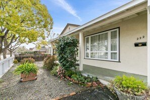 Property grounds - 222 - New, Stylish Quiet 2B1B w/ Yard near Stanford (Redwood City)