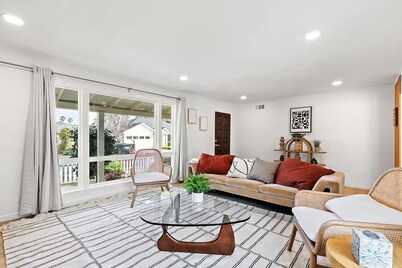 222 - New, Stylish Quiet 2B1B w/ Yard near Stanford