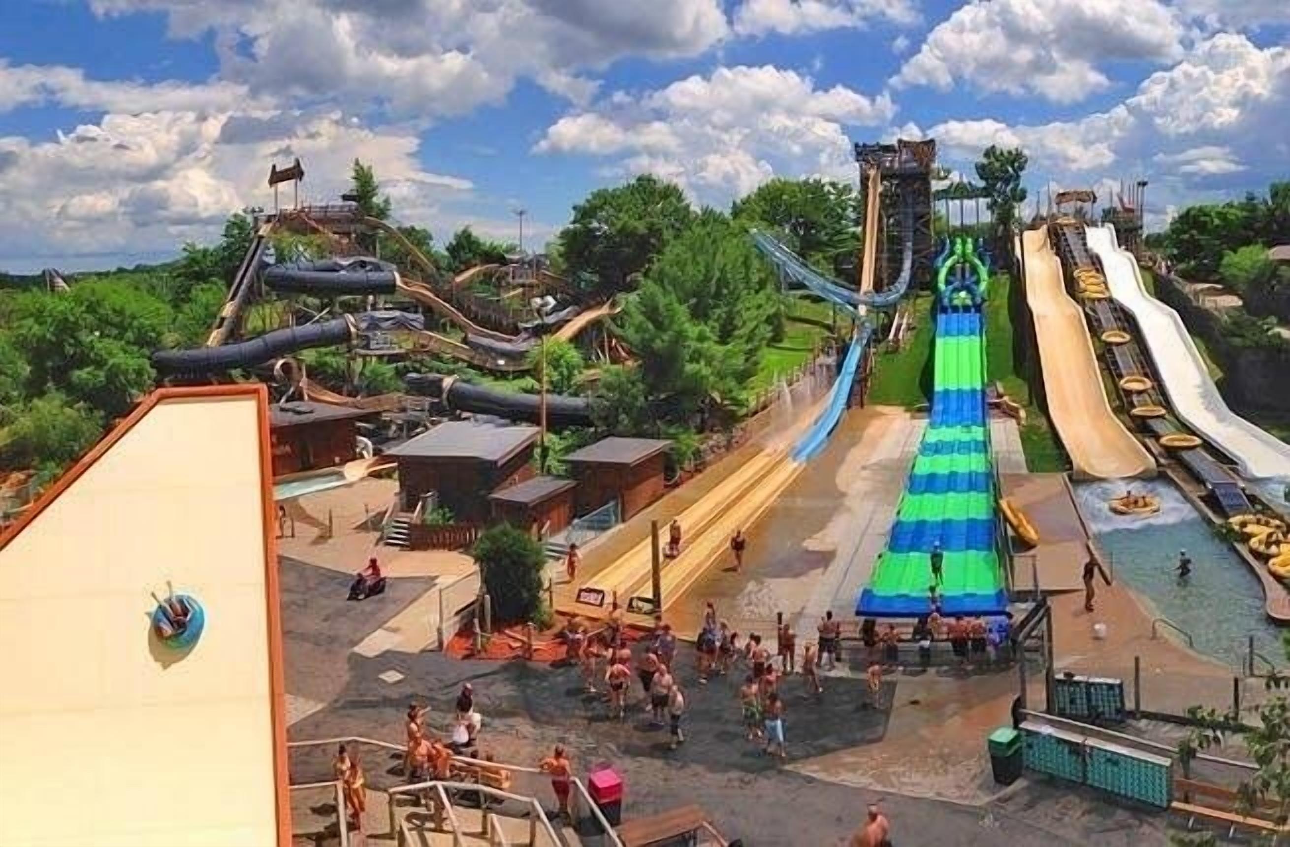 Ein Wasserpark mit mehreren Rutschen und einem großen Poolbereich.