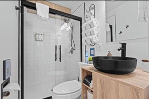 Dusche, Haartrockner, Handtücher, Seife